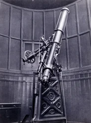 Le télescope de Giovanni Virginio Schiaparelli (1835-1910) astrophysicien à Brera (Milan). Il a observé des configurations rectilignes sur la planète Mars, les appelant les canaux martiens (canali)