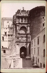Arc de triomphe du Castel Nuovo, Naples, vers 1880 (photographie)