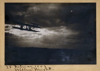 Wilbur Wright en vol, avec la signature autographe "Wilbur Wright" et la date "25 février 1909", vers 1909 (épreuve gélatino-argentique, sur montage, encre)