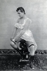 Femme en lingerie vers 1885