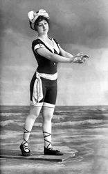 Femme en maillot de bain et chaussures de plage.