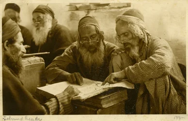 Hommes juifs yéménites étudiant des textes sacrés, Jérusalem, vers 1900