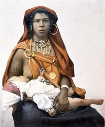 Jeune femme berbère allaitant un bébé. Photographie du 19e siècle