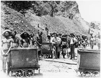 Garçons zoulous dans les mines de diamants de De Beers, vers 1885 (photo n/b)