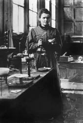 Marie Curie (1867-1934), physicienne française, prix Nobel de physique en 1903, prix Nobel de chimie en 1911, ici dans son premier laboratoire à Paris en 1898