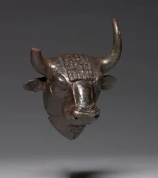 Attache de tête de taureau, vers 700-600 av. J.-C. (bronze)