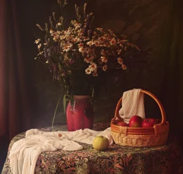 Nature morte aux fleurs sauvages et aux pommes
