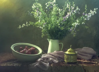 Fleurs sauvages et fraises