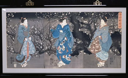 Un triptyque oban représentant une scène nocturne avec trois Bijin