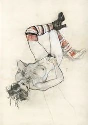 Une silhouette sensuelle en chaussettes rayées
