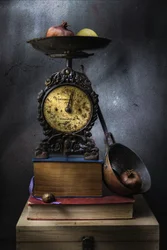 Nature morte avec une balance ancienne