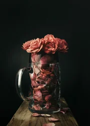 Des roses dans un mug en verre