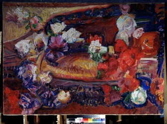 Nature morte avec un coussin décoratif et des fleurs