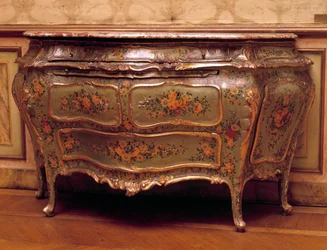 Meuble : commode laquée et peinte du XVIIIe siècle. Manufacture de Venise. Musée des Arts Décoratifs, Paris