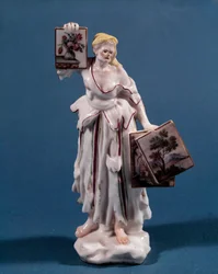 Statuette en porcelaine représentant une jeune femme vendant ou montrant des estampes. École vénitienne du XVIIIe siècle. Paris, arts décoratifs