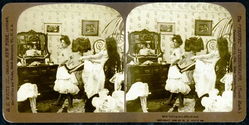 Carte stéréoscopique représentant une femme serrée dans un corset, c.1900