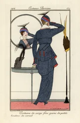 Femme en costume de serge fine avec boutons de corail regardant