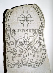 Pierre runique avec une croix, 7ème-8ème siècle