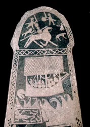 Vikings : pierre runique de Gotland (Suède) représentant un drakkar viking naviguant à la voile, VIIIe siècle - Musée régional de Visby, Suède
