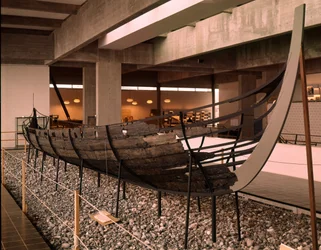 Navire viking (drakkar ou Langskip) trouvé dans le fjord de Roskilde, Danemark, vers 1030 (chêne, pin, frêne et aulne)