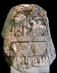 Pierre runique représentant Wotan (Odin) sur son cheval à huit pattes Sleipnir, embarquant sur un navire viking