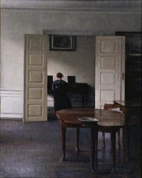 Intérieur avec Ida jouant du piano