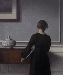 Intérieur avec jeune femme de dos
