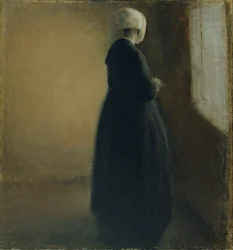Une vieille femme debout près d