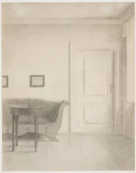 Intérieur avec canapé et petite table, à droite une porte
