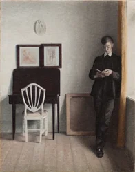 Intérieur avec un jeune homme lisant