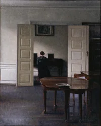 Intérieur avec Ida jouant du piano