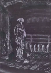 Statue près de la cheminée à la lumière des bougies
