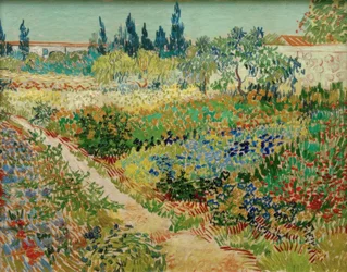 Jardin fleuri avec sentier