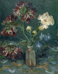 Bouteille avec pivoines et delphiniums bleus
