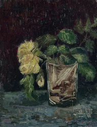 Verre avec roses jaunes