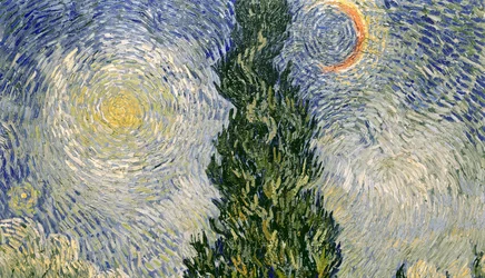 Route avec des cyprès