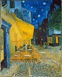 Terrasse des cafés sur la place du Forum à Arles le soir