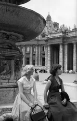 Étrangers à Rome, vers 1960 (épreuve à la gélatine argentique)