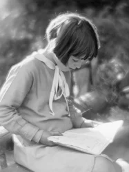 Petite fille en train de lire ; Studio photo