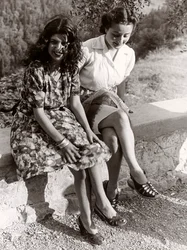 Deux jeunes filles assises sur un mur, Italie, vers 1940 (photo n/b)