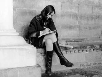 Jeune femme écrivant sous la Loggia del Lanzi à Florence, vers 1965 (photo n/b)