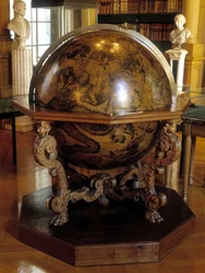 Le globe céleste de Coronelli au méridien de Gatellier. Ce globe a été réalisé par le moine franciscain Vincenzo Coronelli (1650-1718). Institut de France Paris