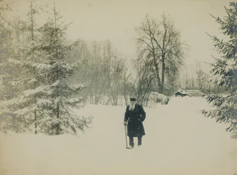 Le comte Lev Nikolaïevitch Tolstoï marchant.