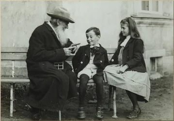 Léon Tolstoï avec ses petits-enfants Léo et Sofia, 1909