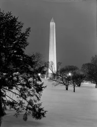 Mémorial de Washington après une chute de neige, Washington de nuit