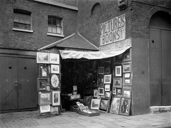 Images encadrées exposées devant une librairie et une boutique de photos d