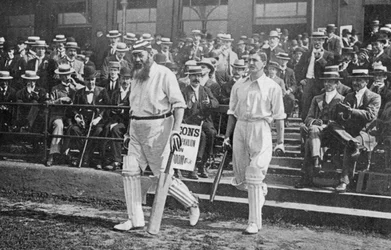 Dr WG Grace, joueur de cricket anglais, se dirigeant vers le terrain, vers 1899