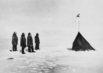 Roald Amundsen, Helmer Hanssen, Sverre Hassel et Oscar Wisting devant la tente érigée au pôle Sud, 16 décembre
