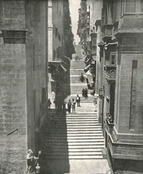 Une rue escarpée à La Valette, Malte, 1895