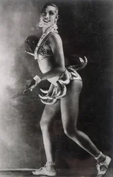 Joséphine Baker vêtue d